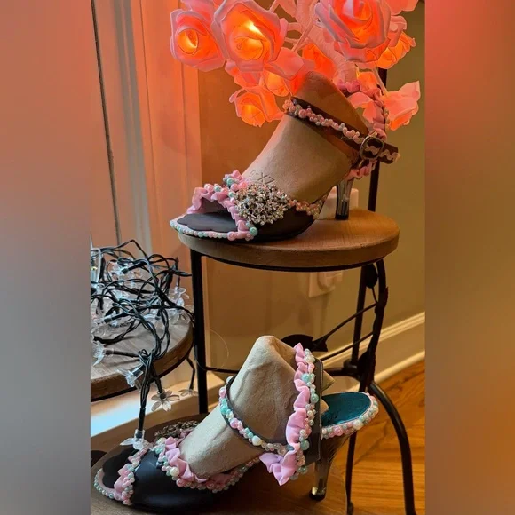 Custom, One~of~a~kind, hand embellished shoe in “baby shower” theme, size 40/US9 - Picture 9 of 17